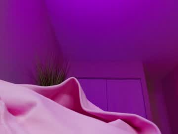 girl
        oliviaowens cam image #3739402