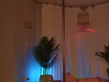 girl
        kittycaitlin cam image #2148267