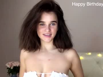 girl
        ella_hey cam image #219424