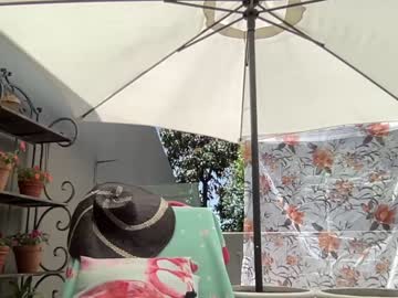 girl
        gl1tter_barbie cam image #1921392