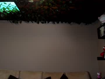 girl
        maryberrygh_ cam image #467356
