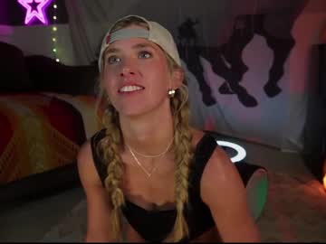 girl
        lucy_gooosey cam image #2666048