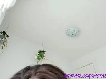 girl
        littlegreekflower cam image #4066774