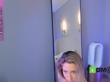 girl
        lonelyflowerr cam image #4631680