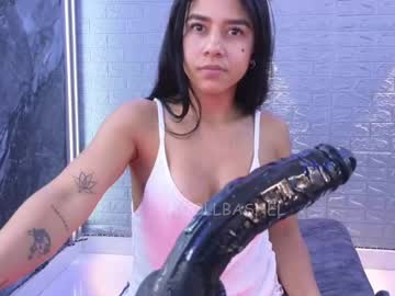 girl
        nicollbashel cam image #4329756