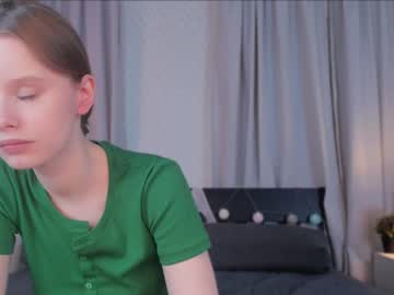 girl
        aislyworld cam image #2410460