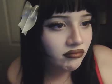 girl
        lottiepoppie cam image #2188396