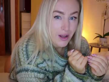 girl
        christinasiemone cam image #3666827