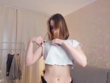 girl
        gummy_rabbit cam image #2530546