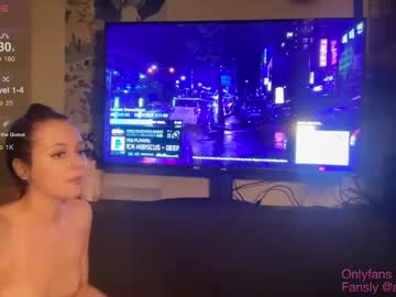 girl
        astrid_sky cam image #3954309