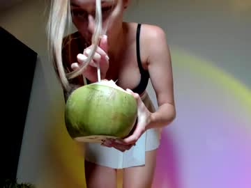girl
        tootightwithbra cam image #3601583