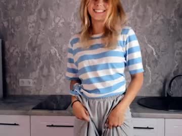 girl
        gillianengelby cam image #3061343