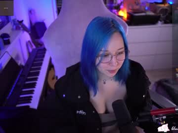girl
        blue_mooncat cam image #2511925