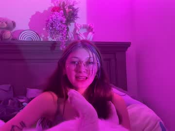 girl
        dainty_lilac cam image #2193149