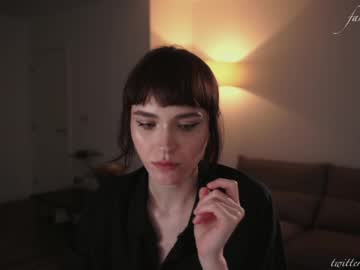 girl
        luna_ai cam image #3047834