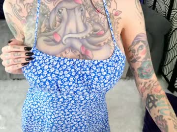 girl
        harliequinnx cam image #3344451