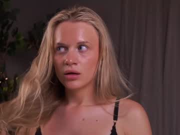 girl
        elswythalgood cam image #3813304