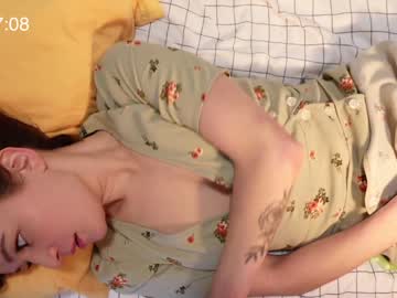 girl
        olive_nextdoor cam image #565762