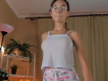 girl
        kayaoliver cam image #1662114