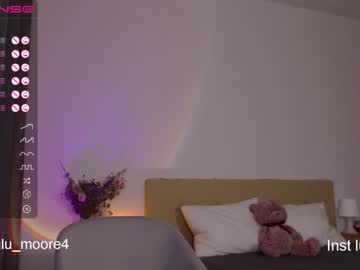 girl
        lumoore cam image #1065937