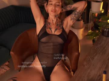 girl
        effylowell_ cam image #1302007