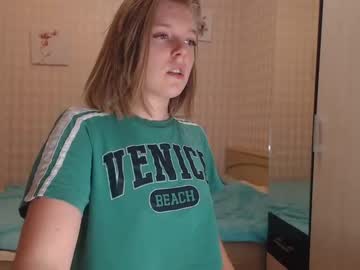 girl
        cutieurgirl cam image #231700