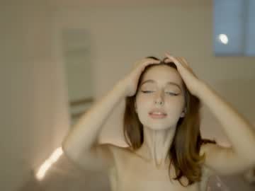 girl
        silent_chill cam image #2189706