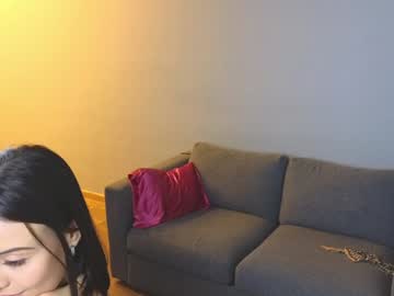 girl
        poppypaws cam image #3933142
