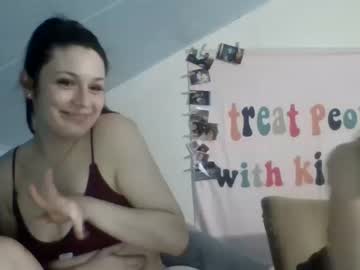 girl
        aloura44 cam image #1631928