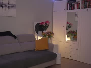 girl
        _blackbee_ cam image #3742357