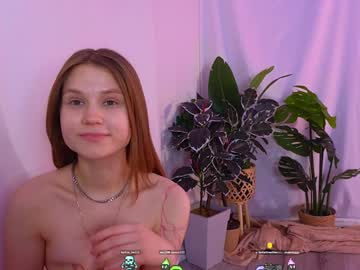girl
        alisia_spinnet cam image #3636245