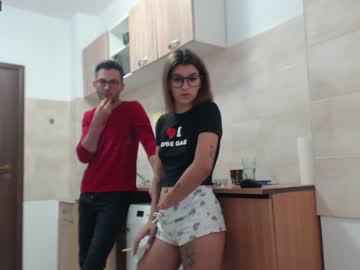 couple
        maya_and_guests cam image #1805591
