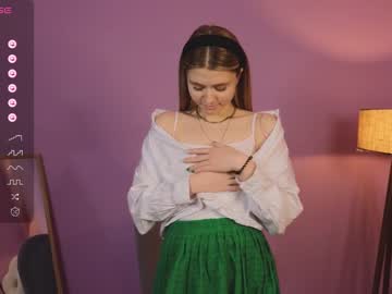 girl
        alisia_spinnet cam image #2092977