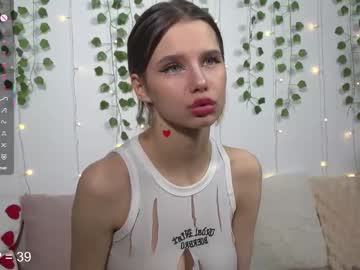 girl
        happynewdear cam image #4213365