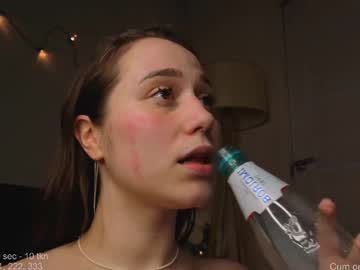 girl
        heylixie_ cam image #4611542
