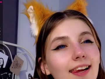 girl
        cute_fox_girl cam image #2481442