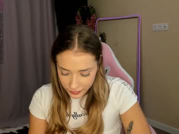 girl
        lori_blush cam image #3296577
