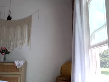 girl
        littlegreekflower cam image #1487111