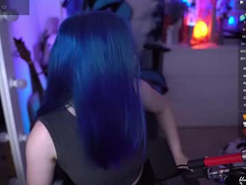 girl
        blue_mooncat cam image #1473496