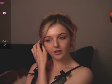 girl
        lucydelovely cam image #1839259