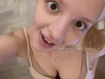 girl
        lesi_moonie cam image #3743063