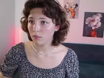 girl
        cherry_lea_ cam image #1692402