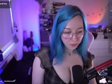 girl
        blue_mooncat cam image #2672529