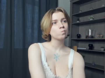 girl
        kristi_moss cam image #1874280