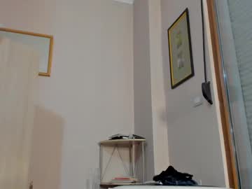 girl
        hotel77777 cam image #3005219