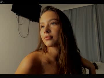 girl
        emilybatee cam image #1832110