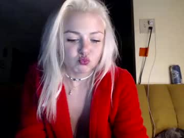 girl
        kipsy420 cam image #421645