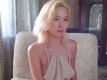 girl
        karinalin18 cam image #1355941