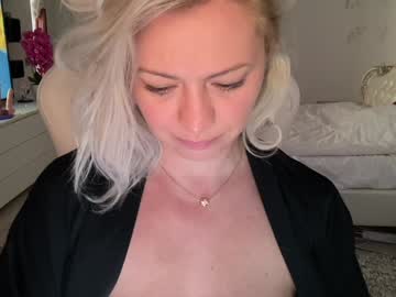 girl
        kiradivine cam image #4344140