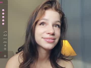 girl
        aura_ann cam image #2086945